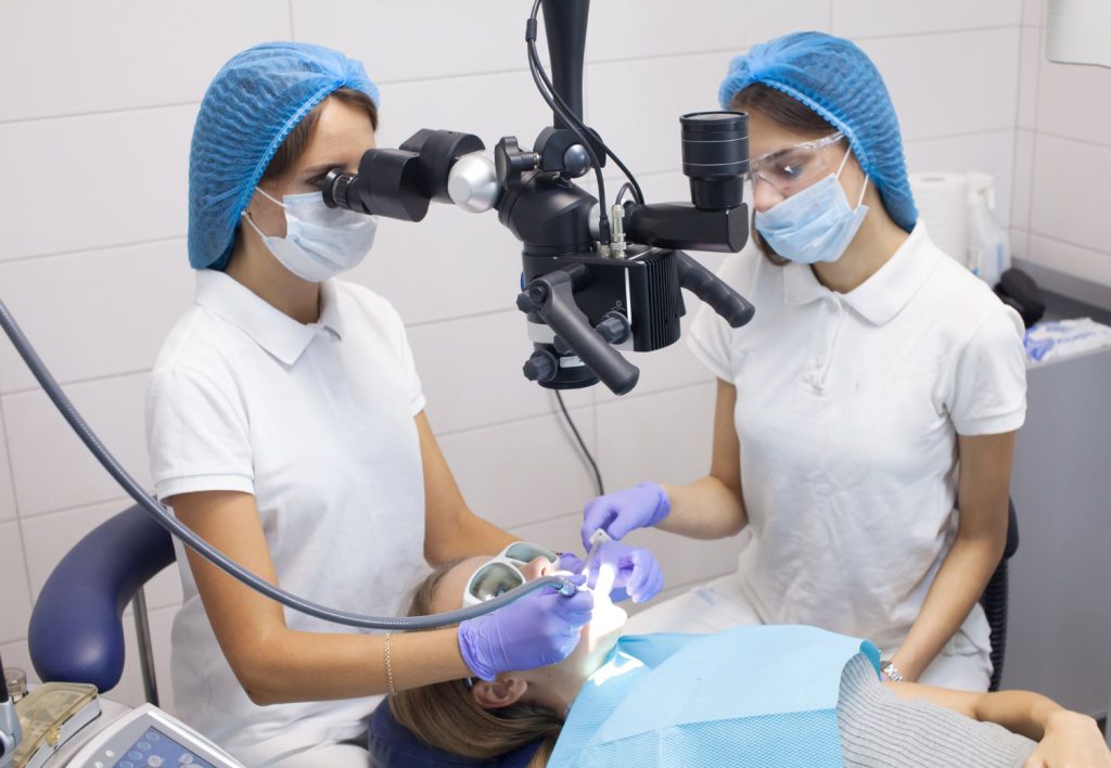 Jednym z głównych obszarów, w których mikroskopowa terapia stomatologiczna znajduje zastosowanie, jest endodoncja