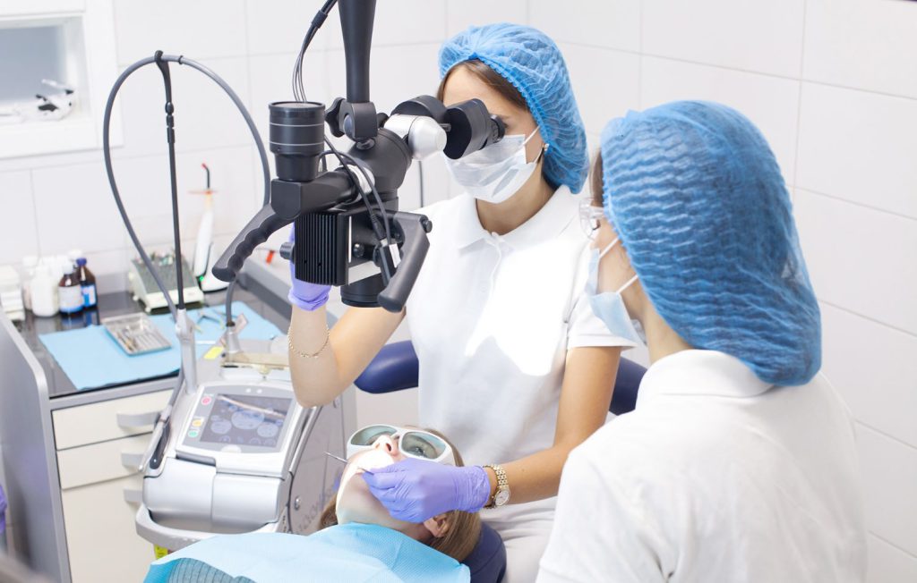 Jednym z głównych obszarów, w których mikroskopowa terapia stomatologiczna znajduje zastosowanie, jest endodoncja