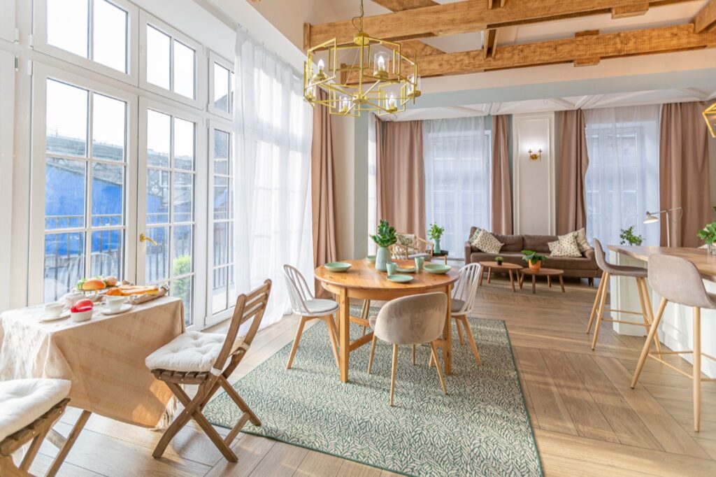 Drewniane podłogi mogą pełnić różnorodne role w dekoracji wnętrz – od głównego akcentu po subtelny dodatek uzupełniający inne elementy aranżacji