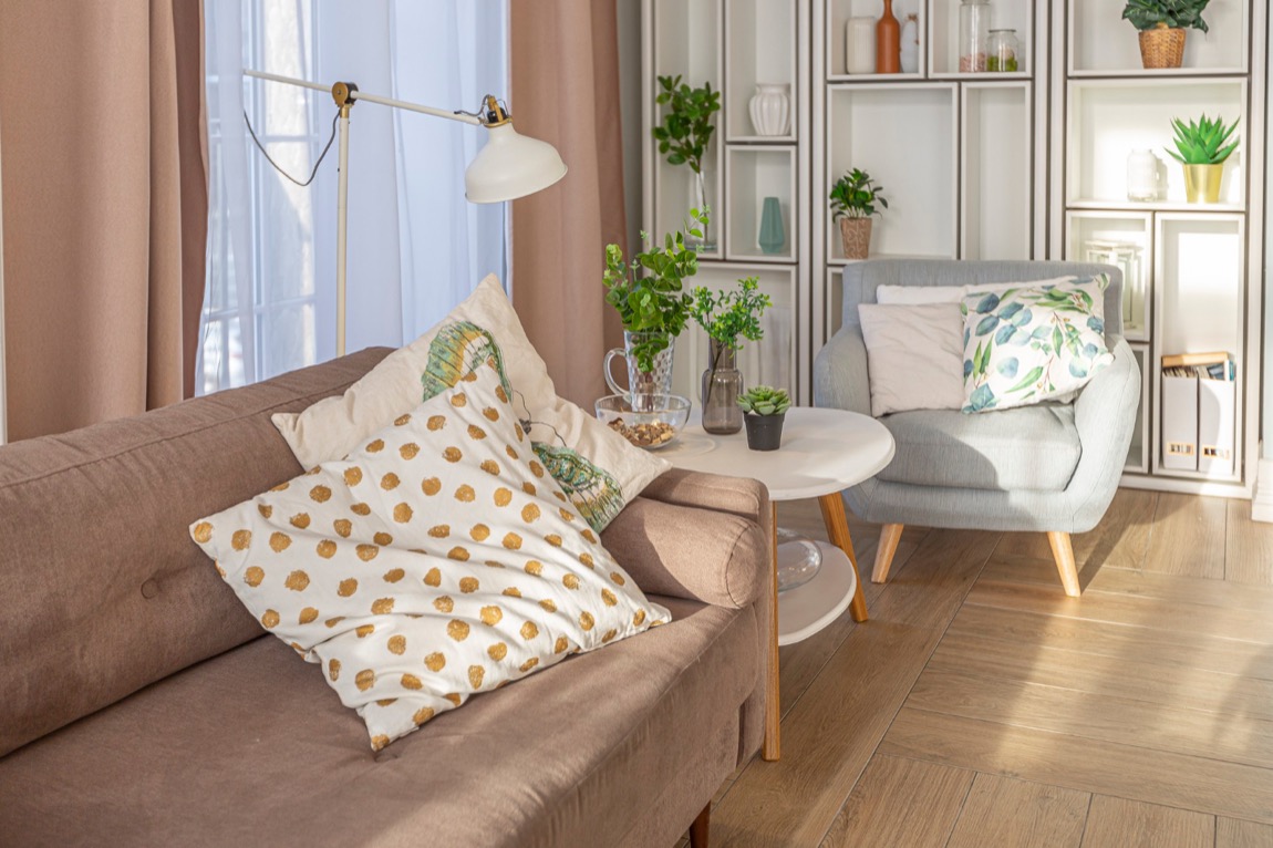 Drewno pod stopami: Jak klasyczne podłogi ożywiają nowoczesne wnętrza